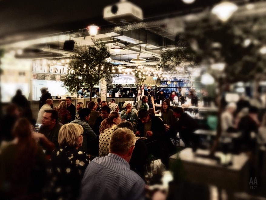 Food area at Aarhus Central Food Market © AArhusPilot.com | Kirsten K. Kester